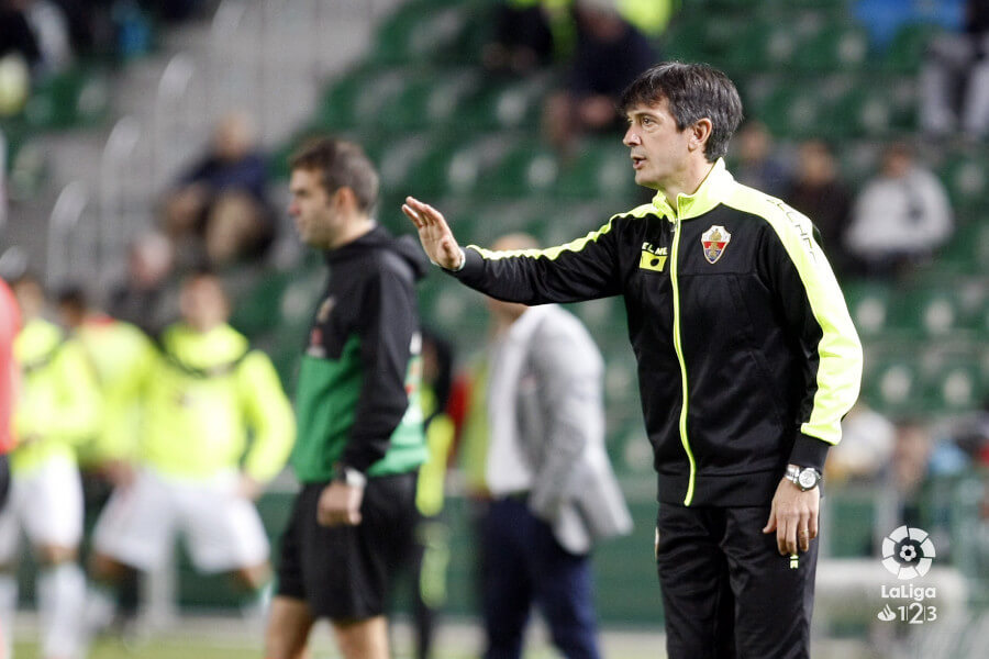 Pacheta dirige al Elche durante un partido ante el Sporting / LFP